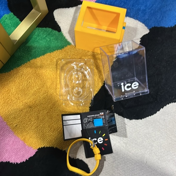 Brand new watch for women elastic rubber one of a kind yellow neon - Picture 6 of 9